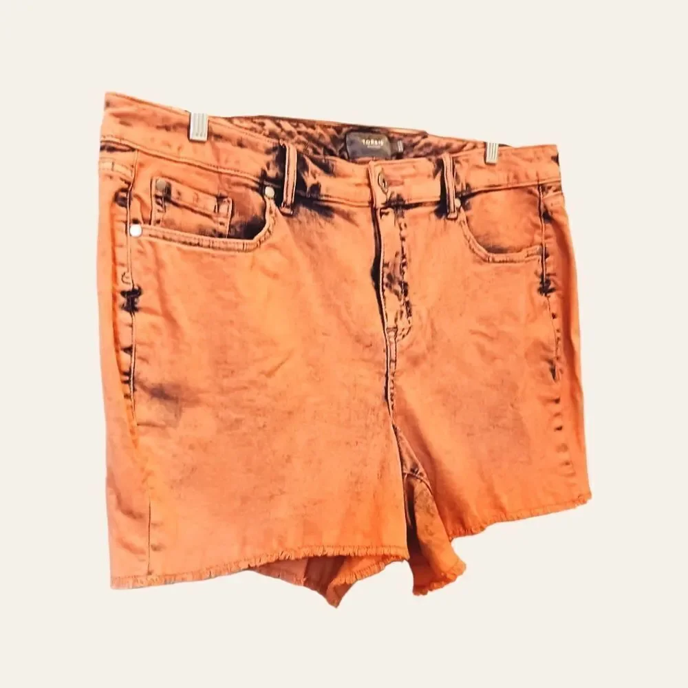 New Torrid Plus Size Coral Acid Wash Mid- Rise Vintage Shorts. - Picture 7 of 16